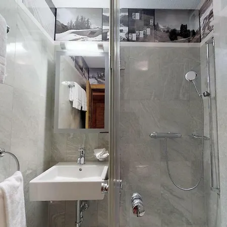 Giant 7 アパート サンモリッツ